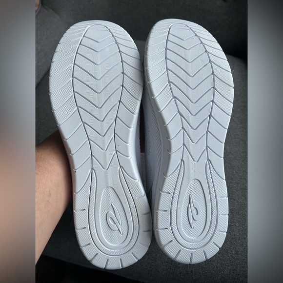 Women’s easy spirit size 9 1/2 new White Slip-On Sneakers - Picture 3 of 3